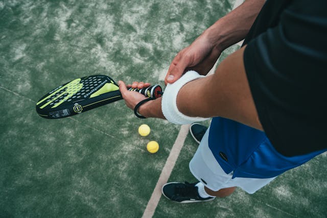 Man speelt padel als onderdeel van zijn gezonde leefstijl